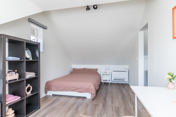 Foto - Verkocht onder voorbehoud: Ruime en veelzijdige vrijstaande woning met 173 m² woonoppervlakte,  extra leefverdieping, 3 slaapkamers (mogelijkheid tot 4), 2 badkamers, royaal bijgebouw en tuin op het zuidoosten in Hulsberg